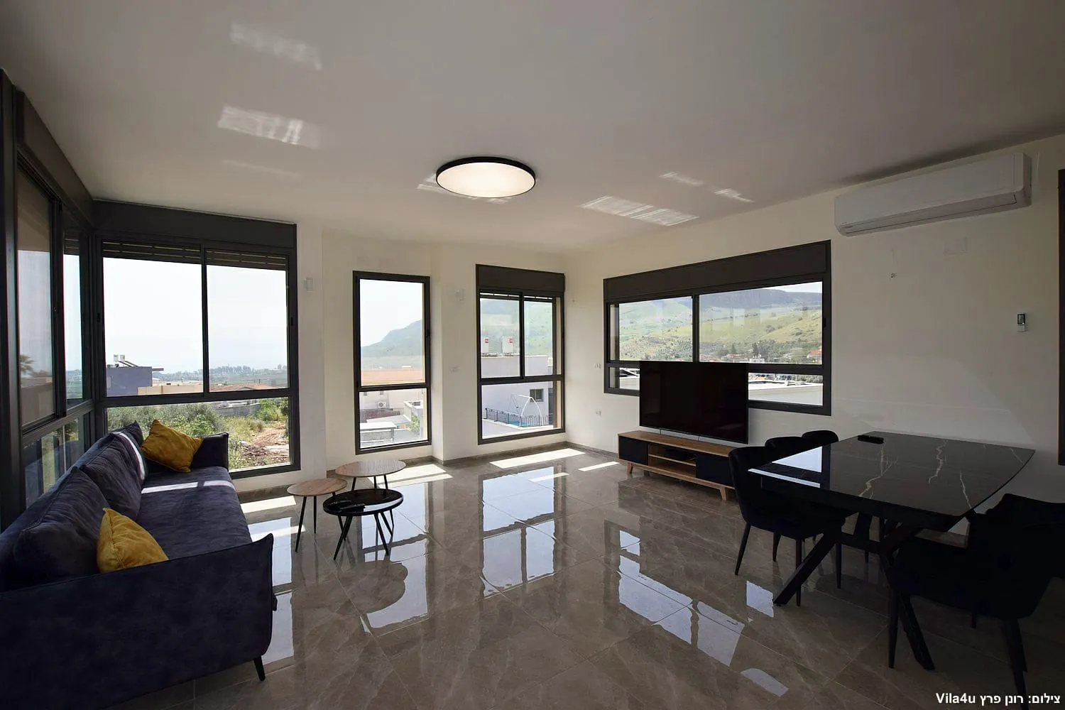 Kinneret House – סלון ומטבח